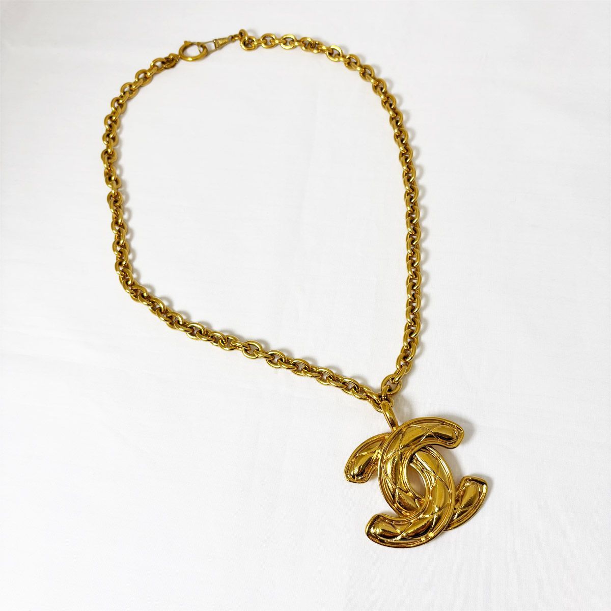 Chanel CC Logo Chain Necklace Gold Quilted — view 5