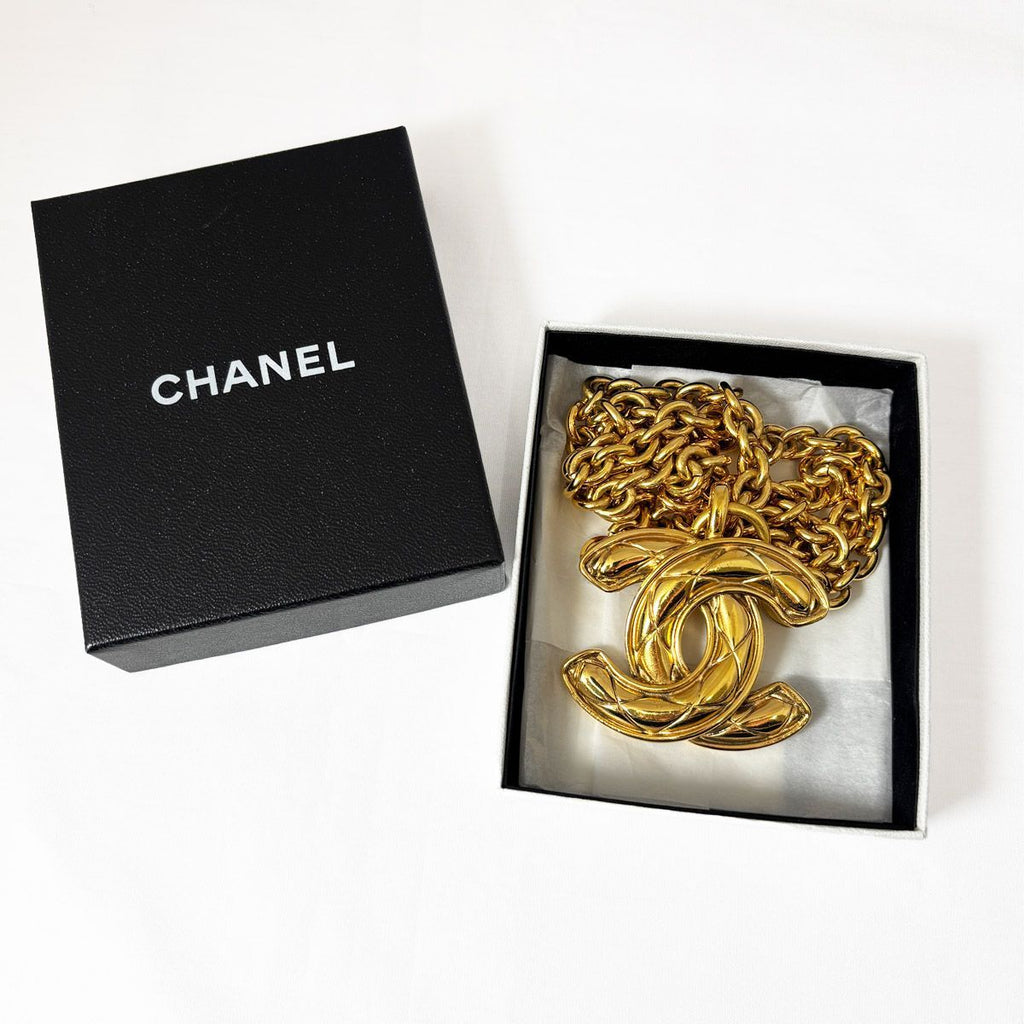 Chanel Necklace CC Logo Chain Quilted Vintage — view 2