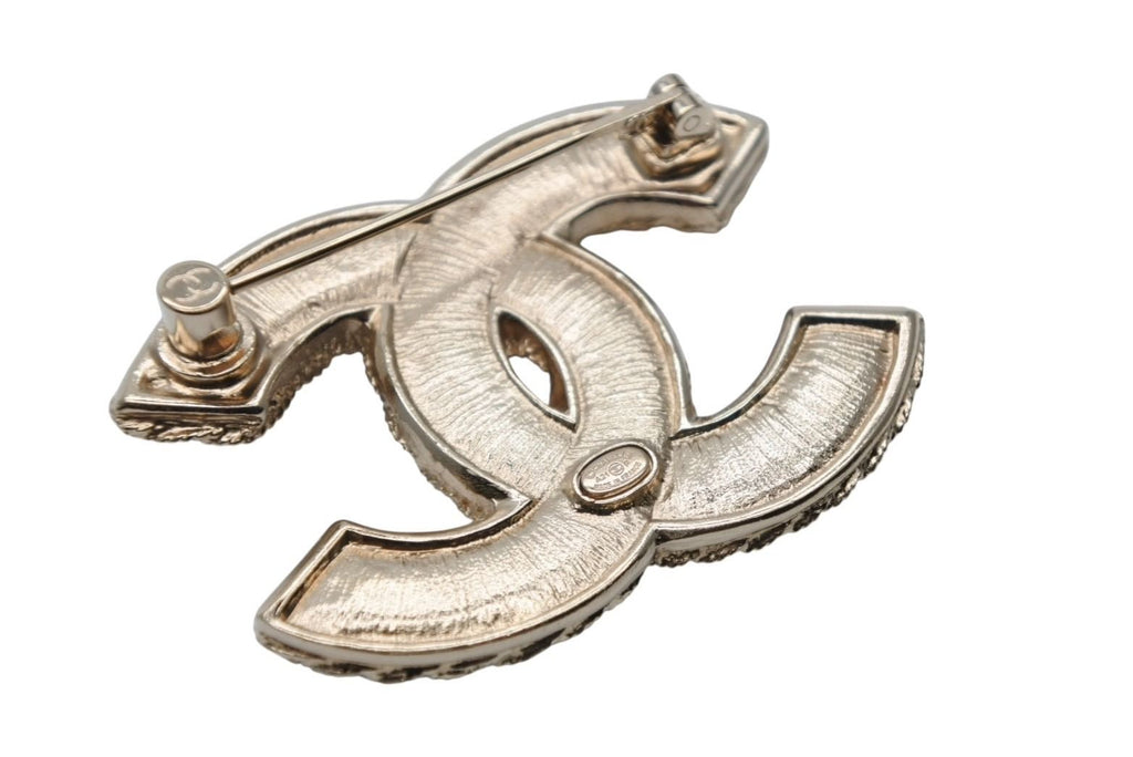 Chanel CC Logo Brooch Faux Pearl Flower Motif Metal Gold — view 5