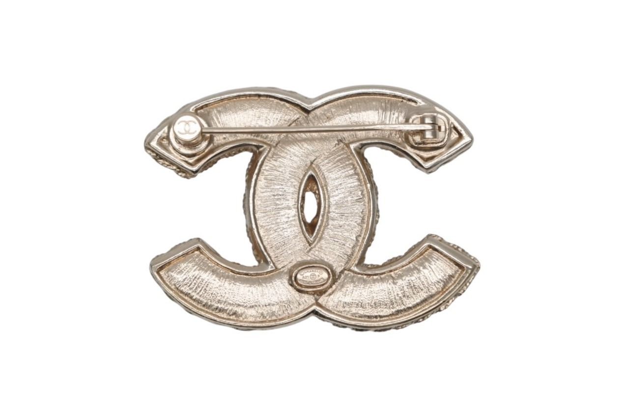 Chanel CC Logo Brooch Faux Pearl Flower Motif Metal Gold — view 2
