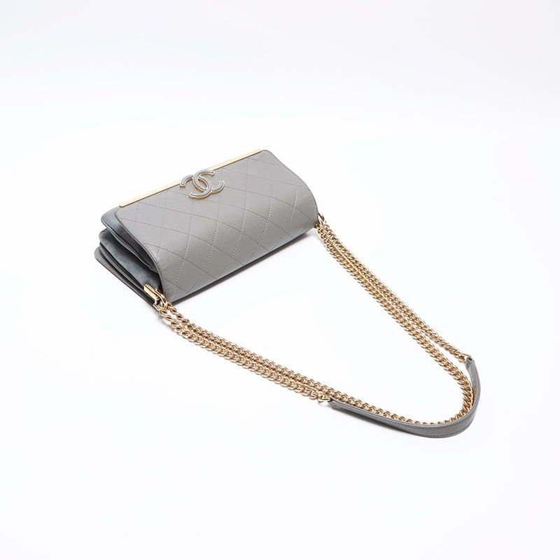Chanel Shoulder Bag Caviar Leather Chain CC Logo — view 9