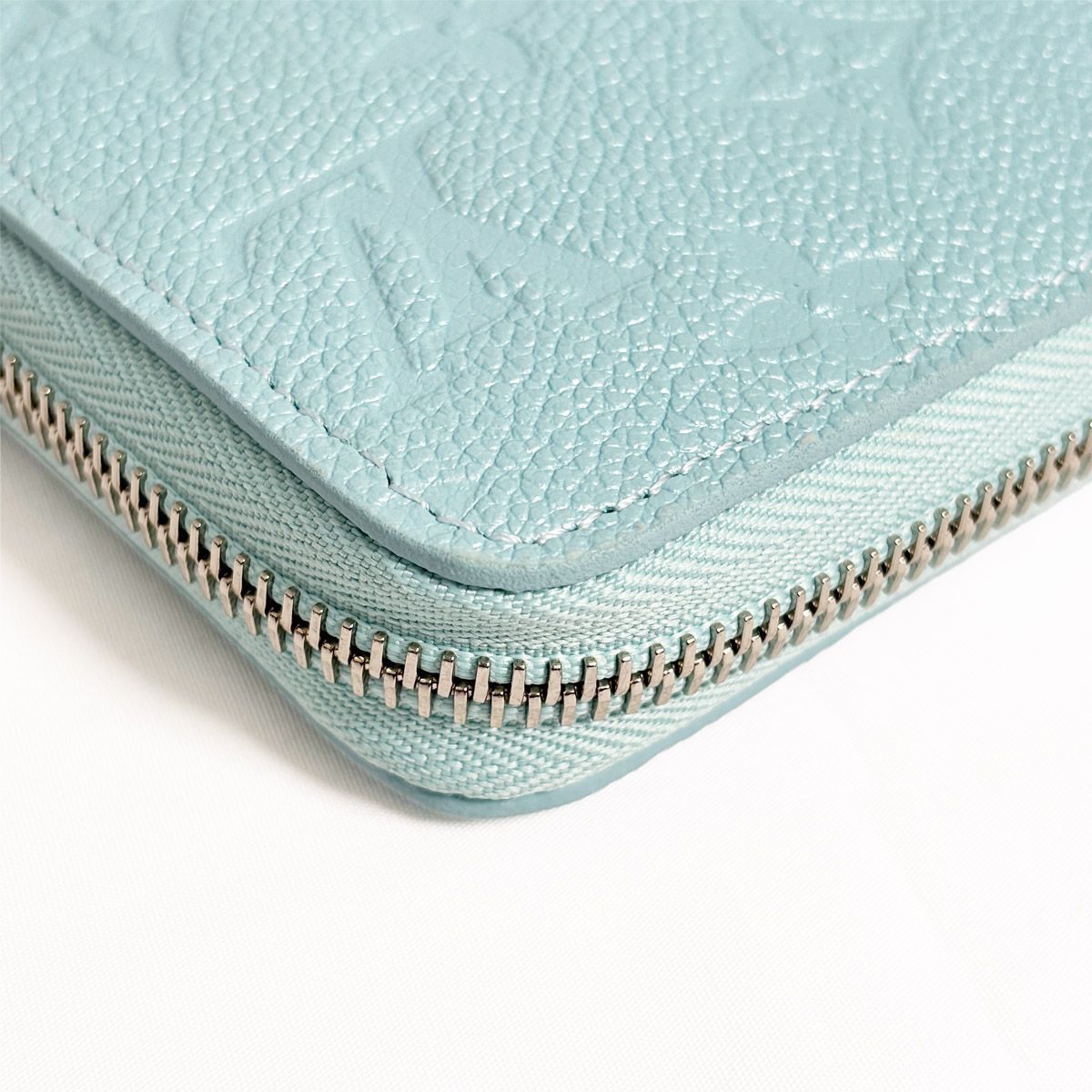 Louis Vuitton Wallet Zip Around Azur Frost Monogram — view 9