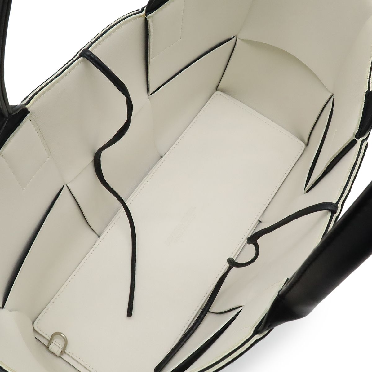 Bottega Veneta Maxi Intrecciato Arco Tote Small Leather Black — view 7