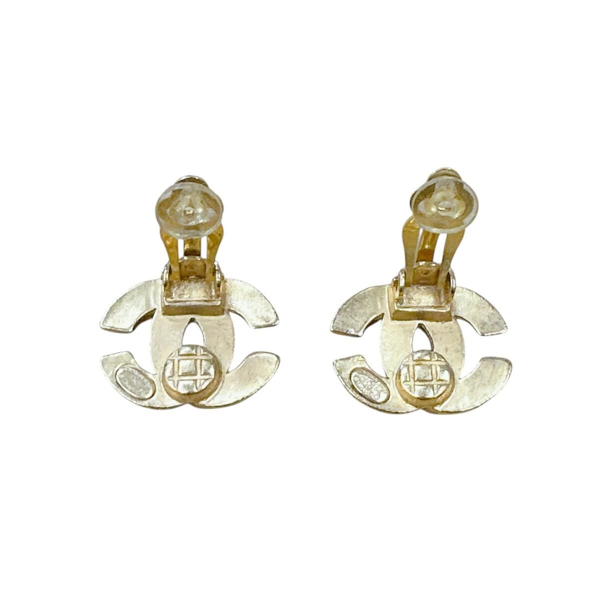 Chanel Vintage Earrings CC Logo Gold — view 6