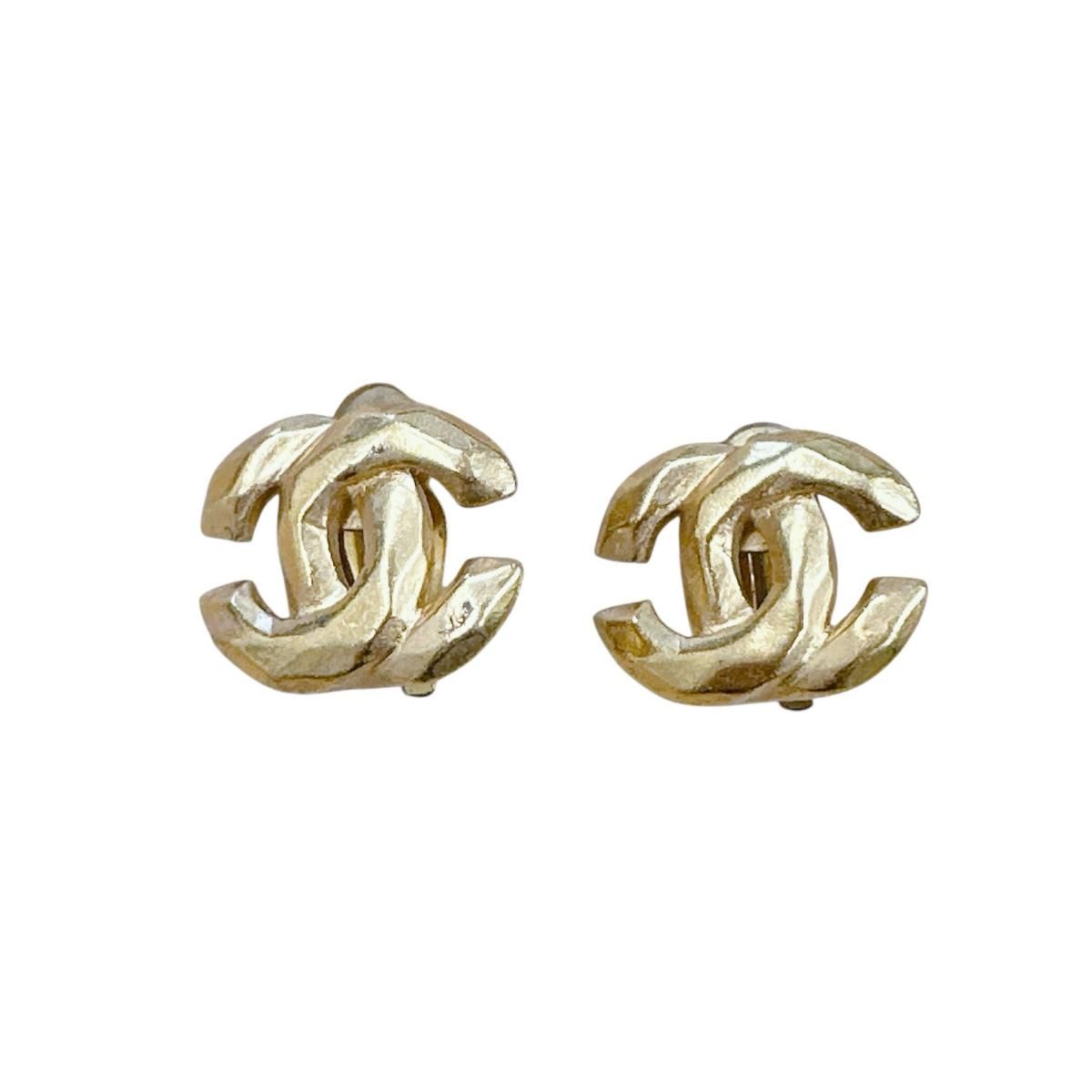 Chanel Vintage Earrings CC Logo Gold — view 3