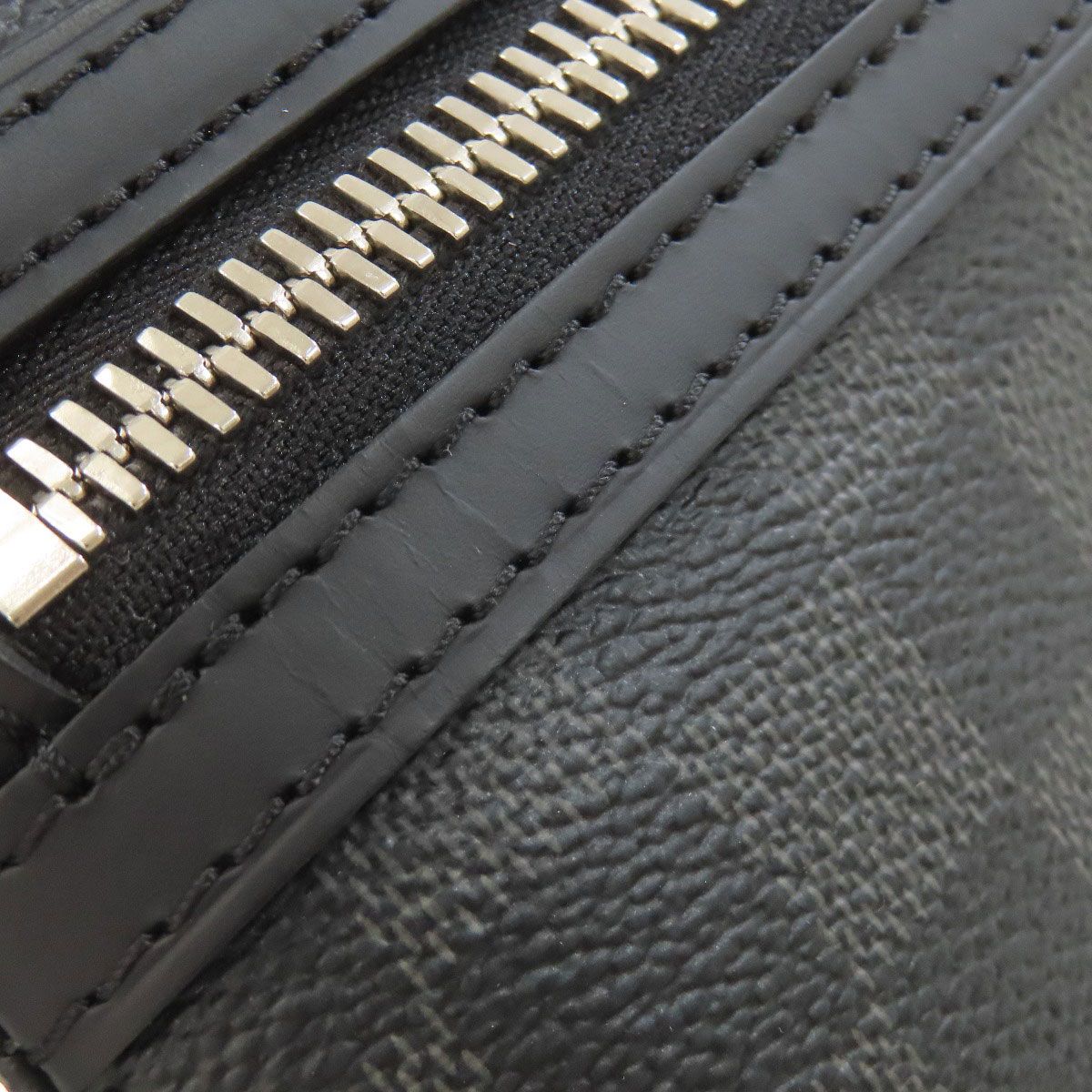 Louis Vuitton Hunter Shoulder Bag Damier Canvas — view 9