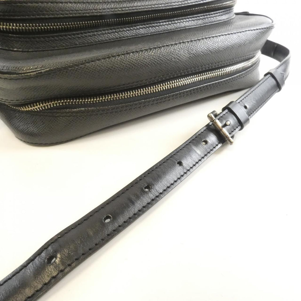 Louis Vuitton Taiga Nile Shoulder Bag — view 8