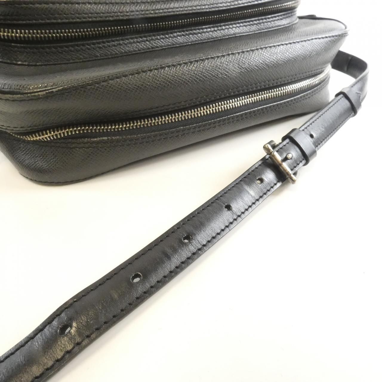 Louis Vuitton Taiga Nile Shoulder Bag — view 8