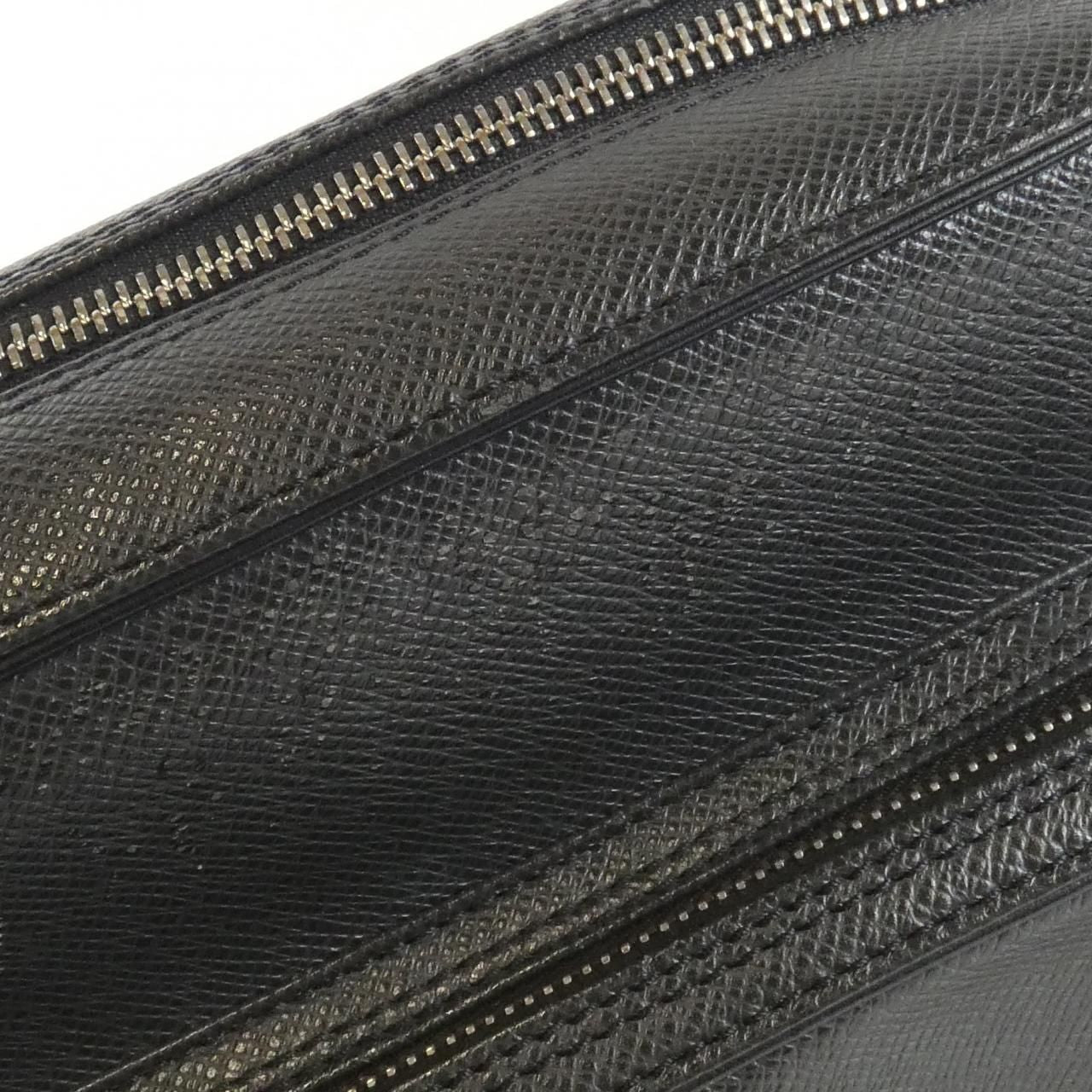 Louis Vuitton Taiga Nile Shoulder Bag — view 6
