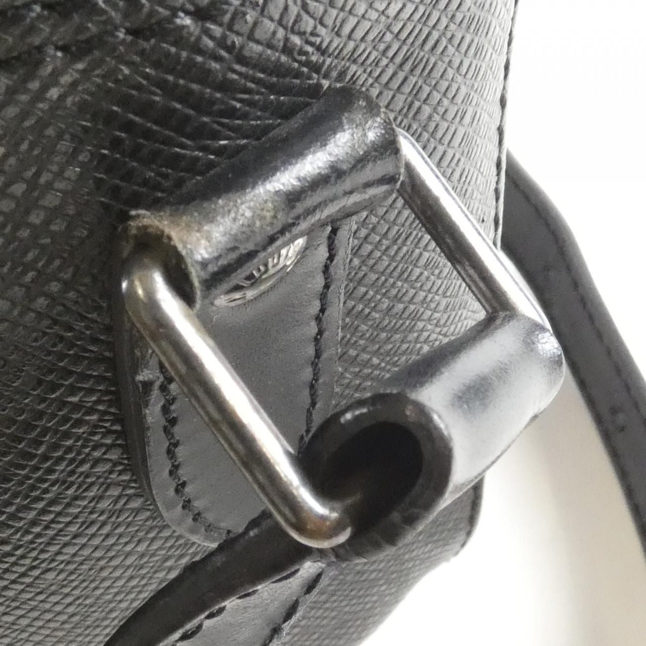 Louis Vuitton Taiga Nile Shoulder Bag — view 7