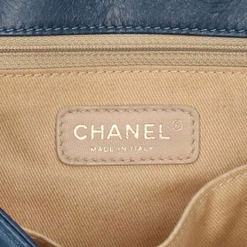 Chanel 30 Vintage Calfskin Chain Shoulder Bag — view 3