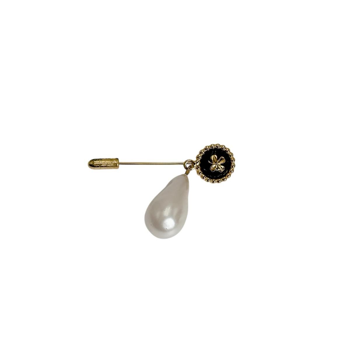 Chanel Clover Pin Brooch Drop Pearl Gold — view 2