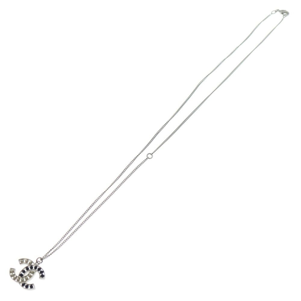 Chanel CC Logo Pearl Pendant Necklace Chain Silver White Navy — view 2