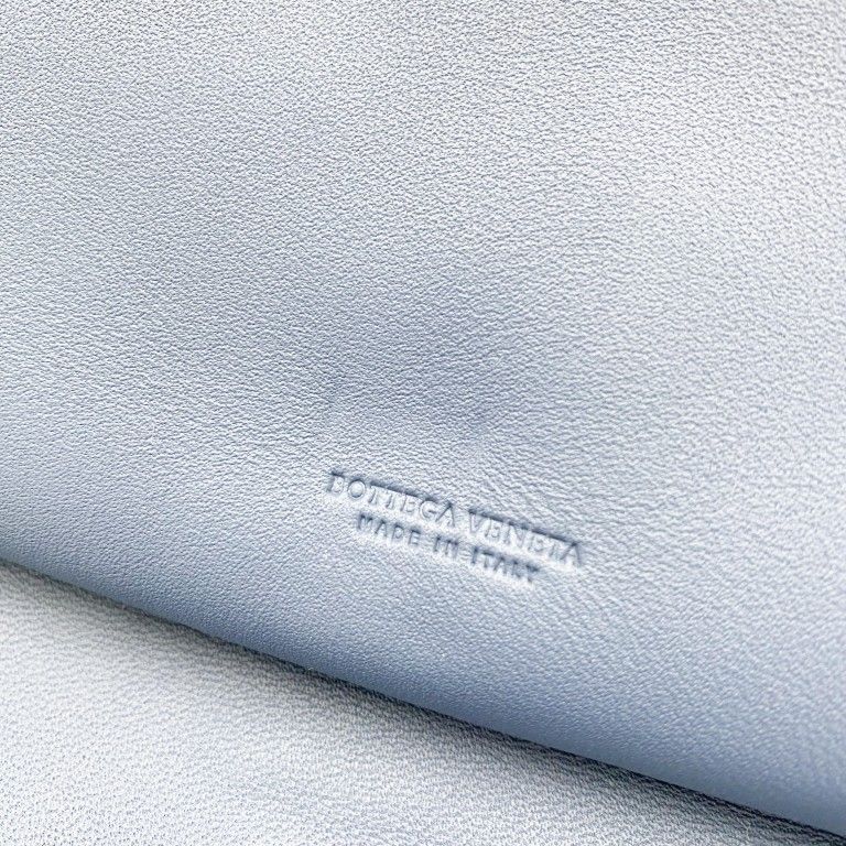 Bottega Veneta Clutch Intrecciato Micro Macro Blue Leather — view 9