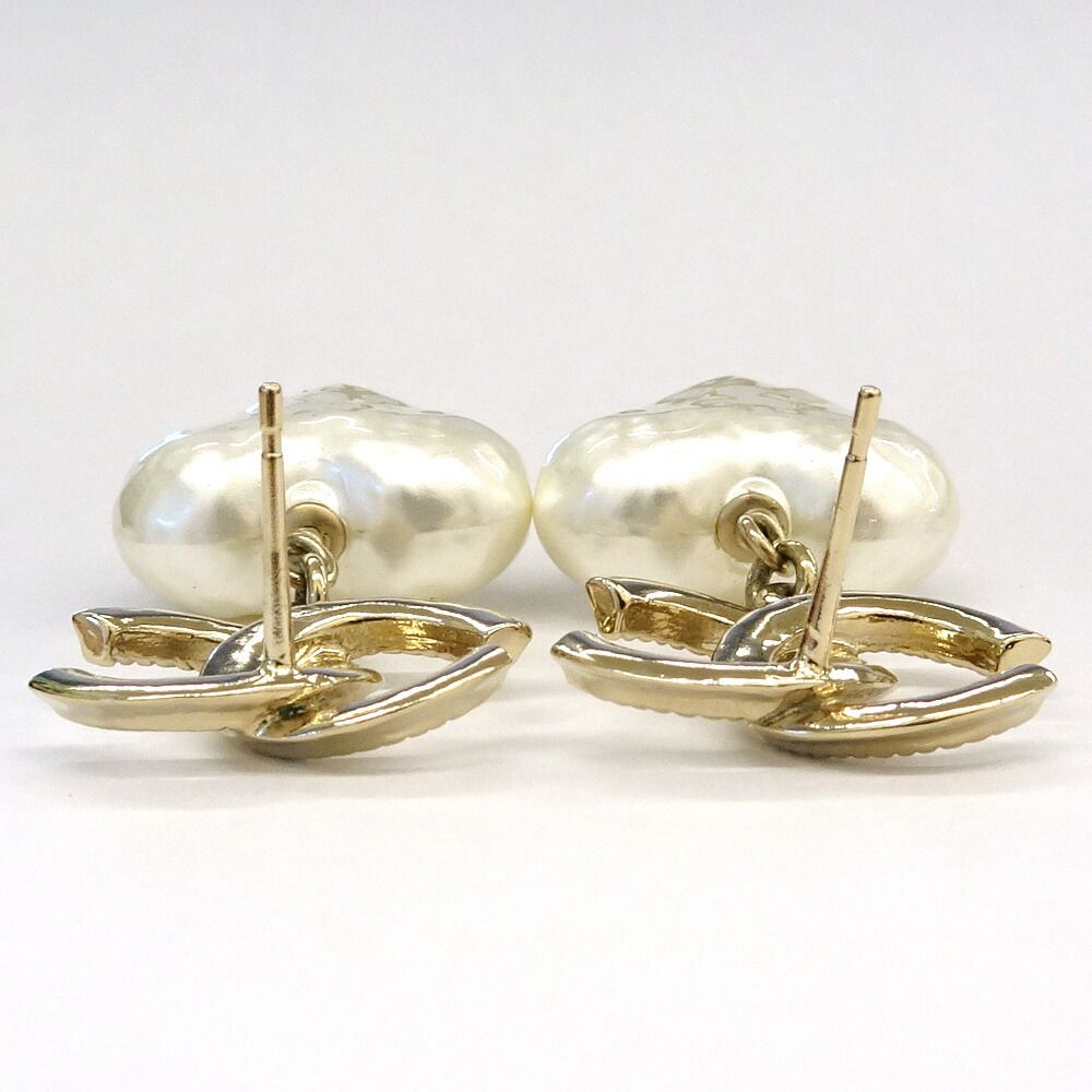 Chanel Earrings Swing CC Logo Pearl — view 7