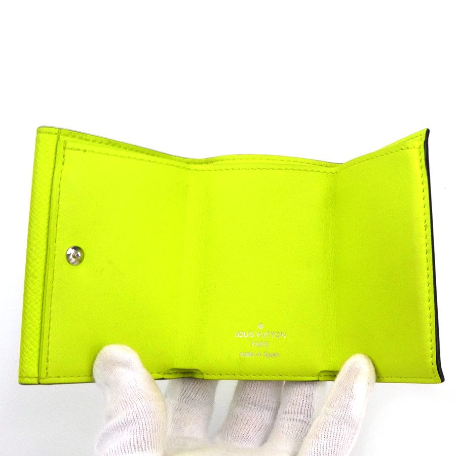 Louis Vuitton Trifold Wallet Taiga Llama Discovery Compact — view 5