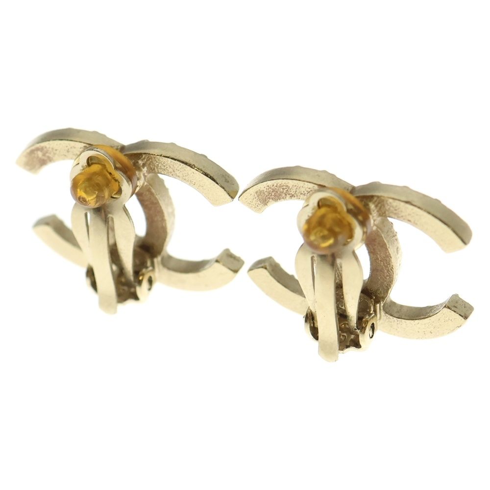 Chanel CC Logo Earrings Gold — view 2