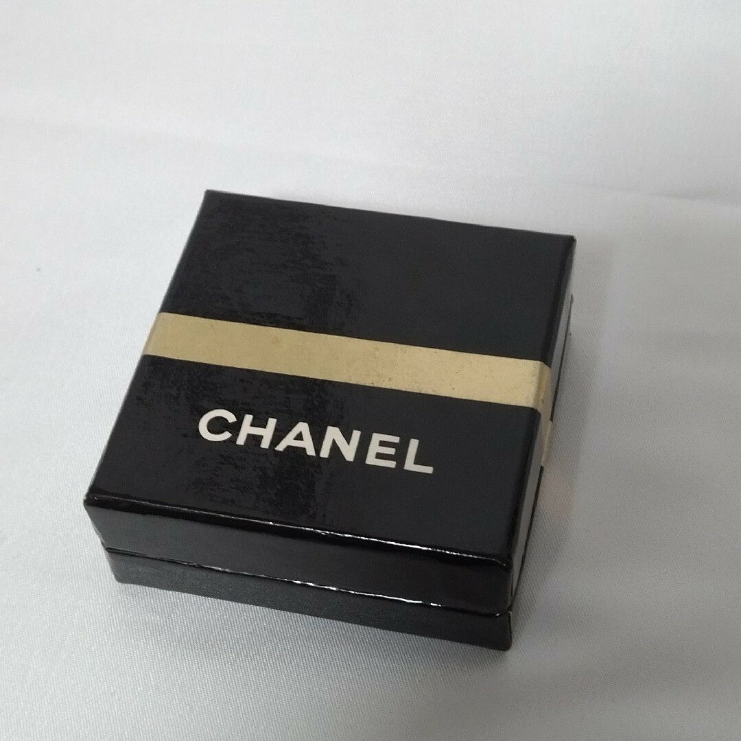 Chanel Lion Earrings Gold Rhinestone Circle — view 7