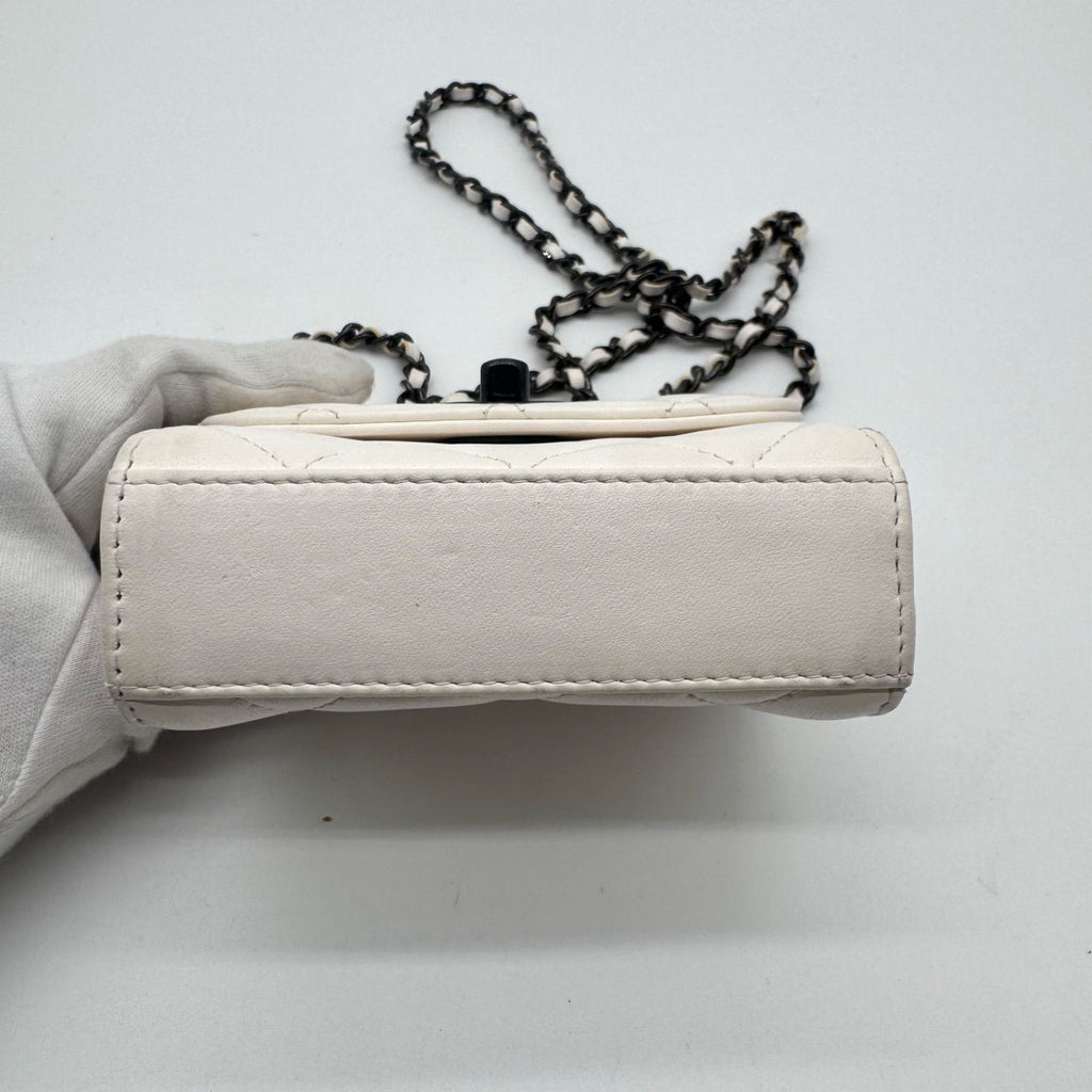 Chanel Shoulder Bag Trendy CC Quilted Turnlock CC Logo White Chain — view 4