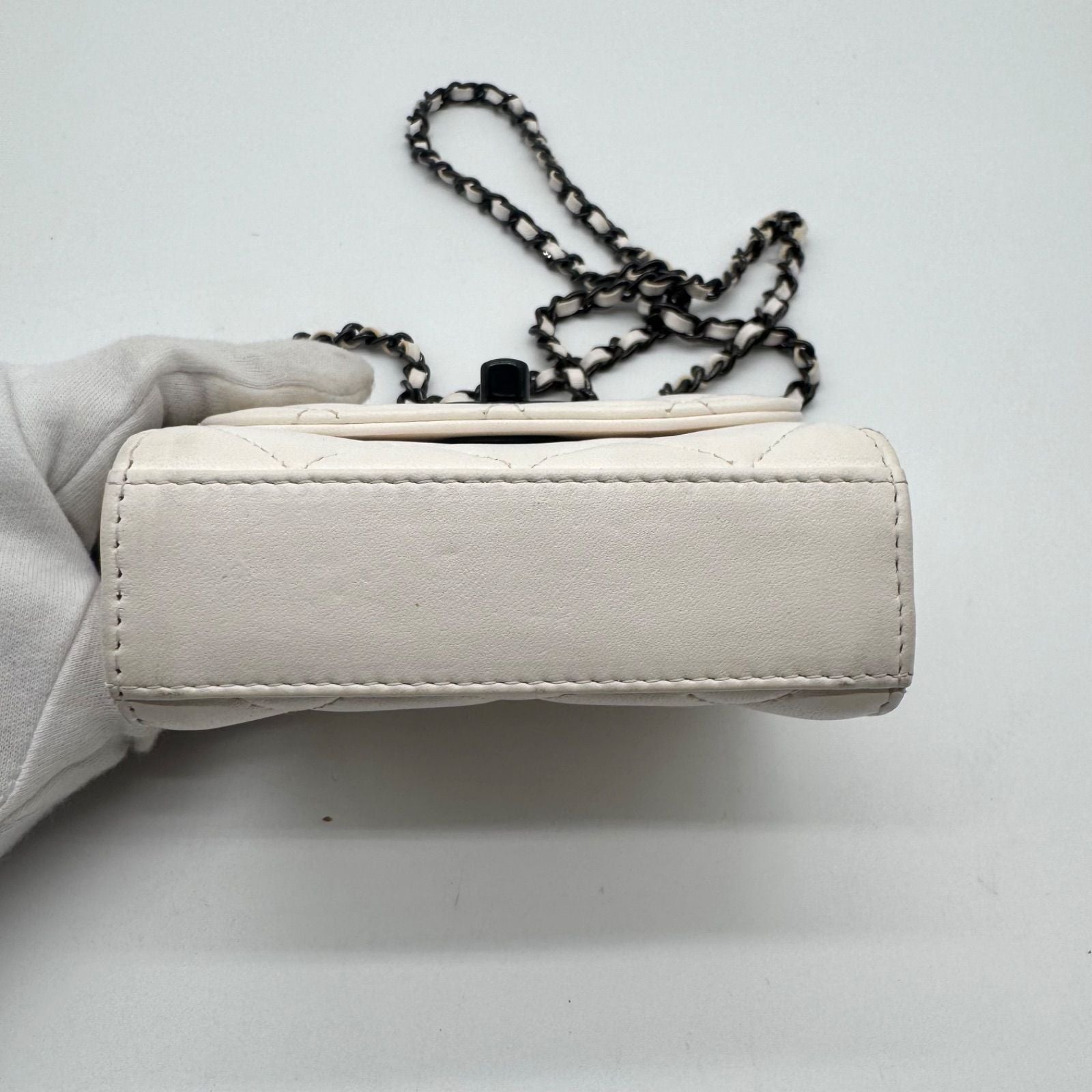 Chanel Shoulder Bag Trendy CC Quilted Turnlock CC Logo White Chain — view 4