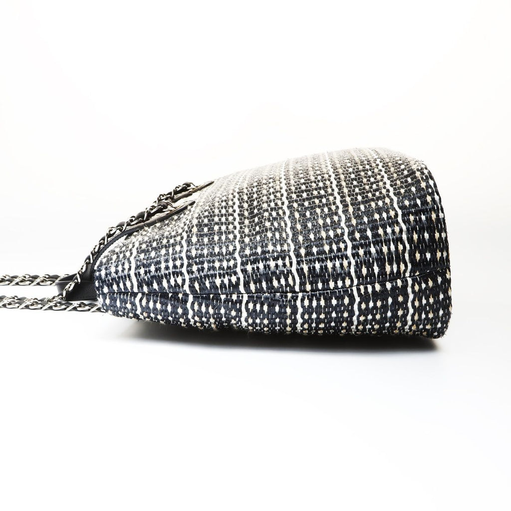 Chanel Handbag Straw Tote CC Logo — view 3