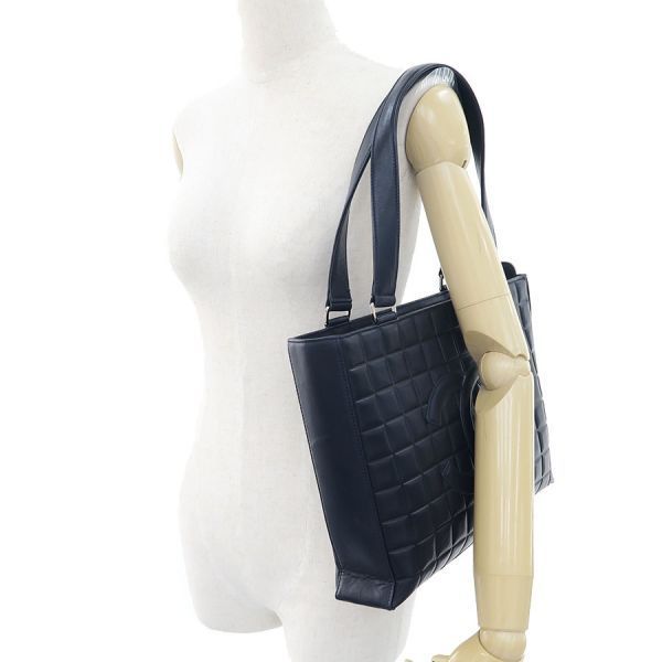 Chanel Chocolate Bar Tote Navy Blue — view 9