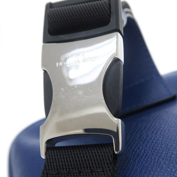 Louis Vuitton Taiga Bum Bag Outdoor — view 5