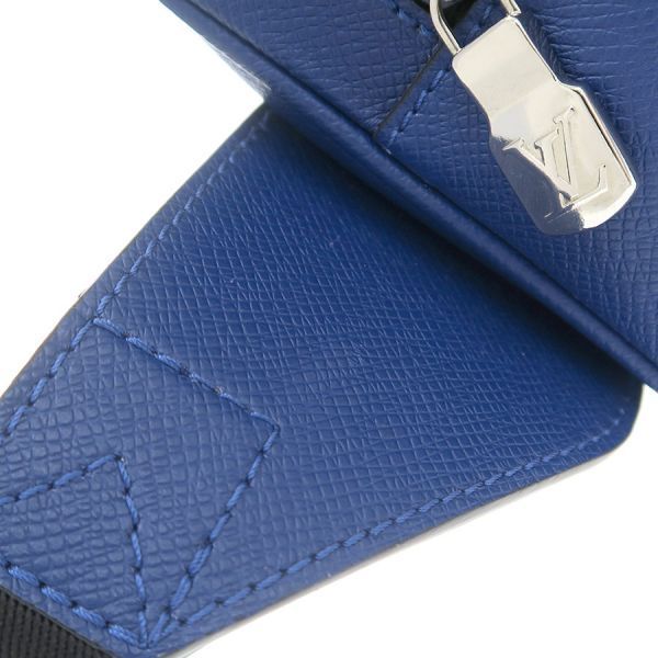Louis Vuitton Taiga Bum Bag Outdoor — view 7