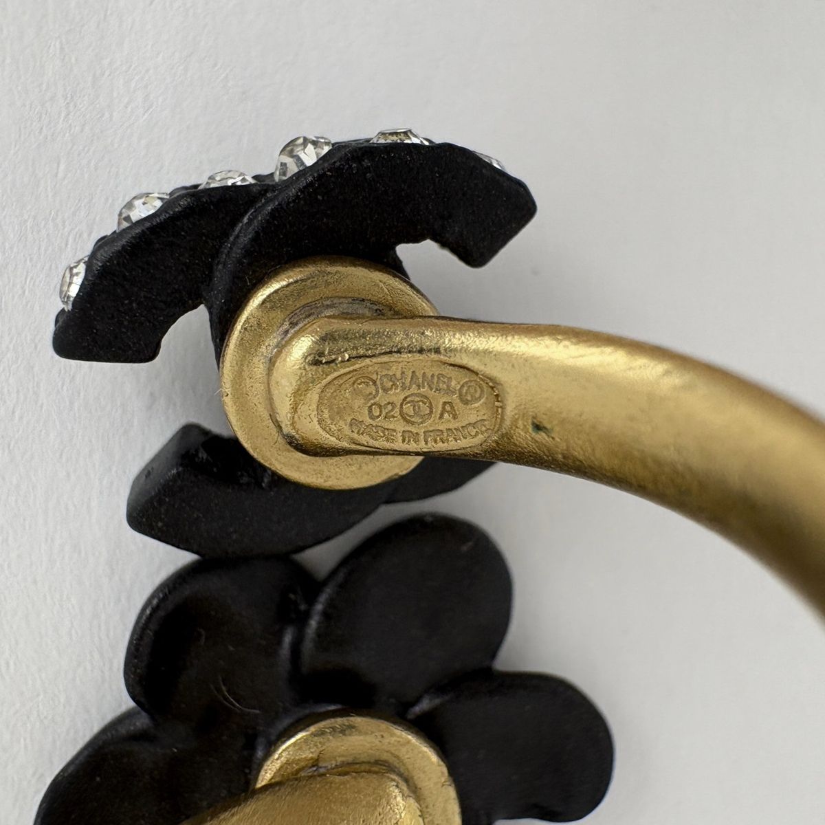 Chanel CC Logo Rhinestone Ring Camellia Motif Gold Plated Black — view 6