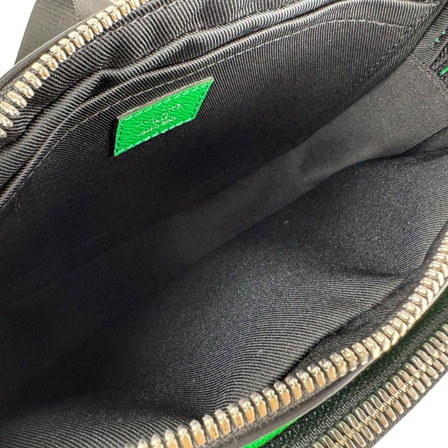 Louis Vuitton Shoulder Bag Taigarama Alpha Veil — view 5