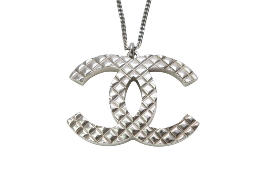 Chanel CC Logo Necklace 07 47.5 Quilted Metal Silver — view 2
