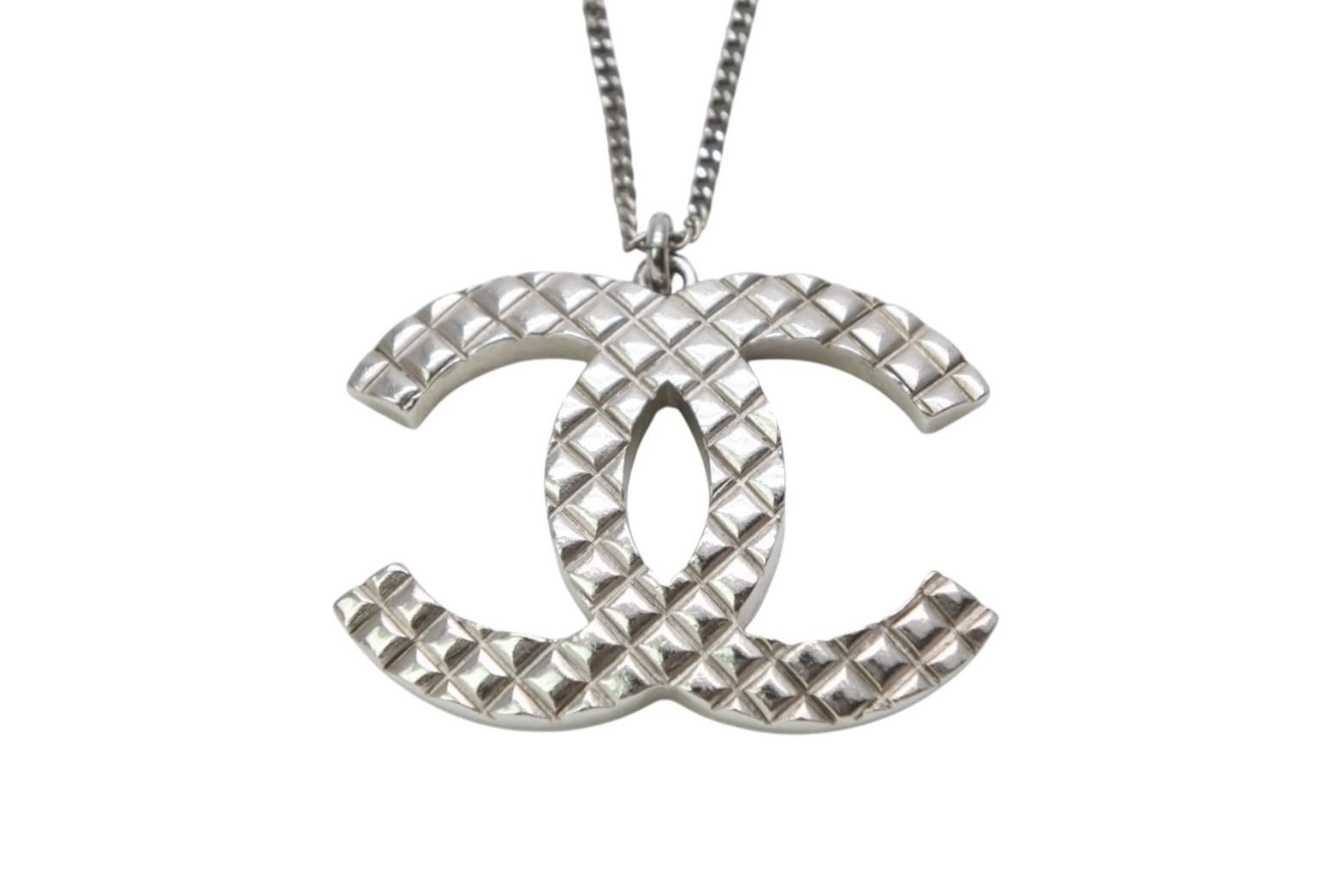 Chanel CC Logo Necklace 07 47.5 Quilted Metal Silver — view 2