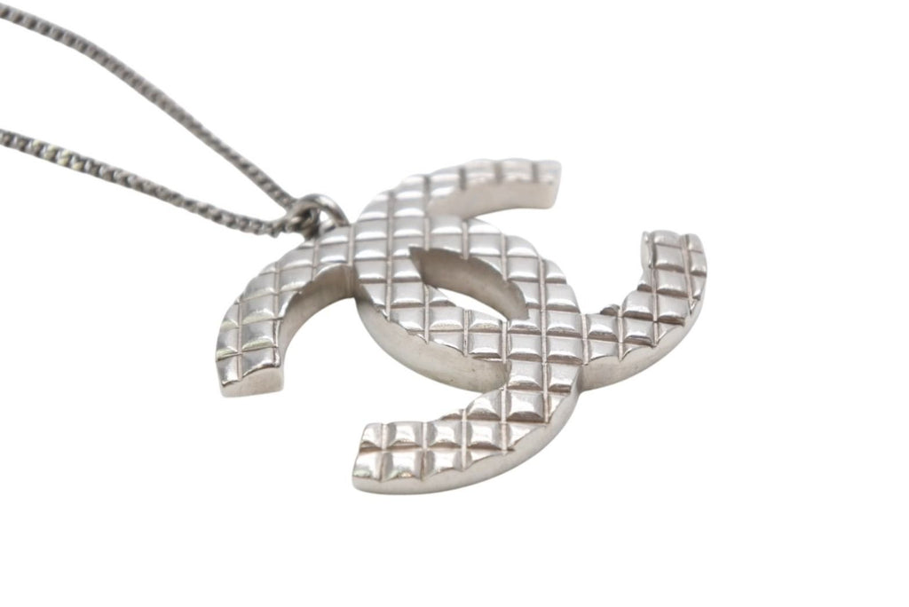 Chanel CC Logo Necklace 07 47.5 Quilted Metal Silver — view 4