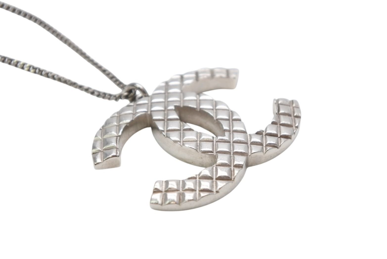 Chanel CC Logo Necklace 07 47.5 Quilted Metal Silver — view 4