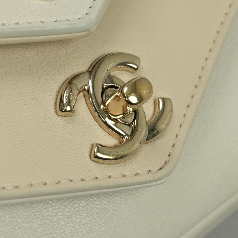 Chanel Chevron Stitch Shoulder Bag Calfskin Beige Gold Chain