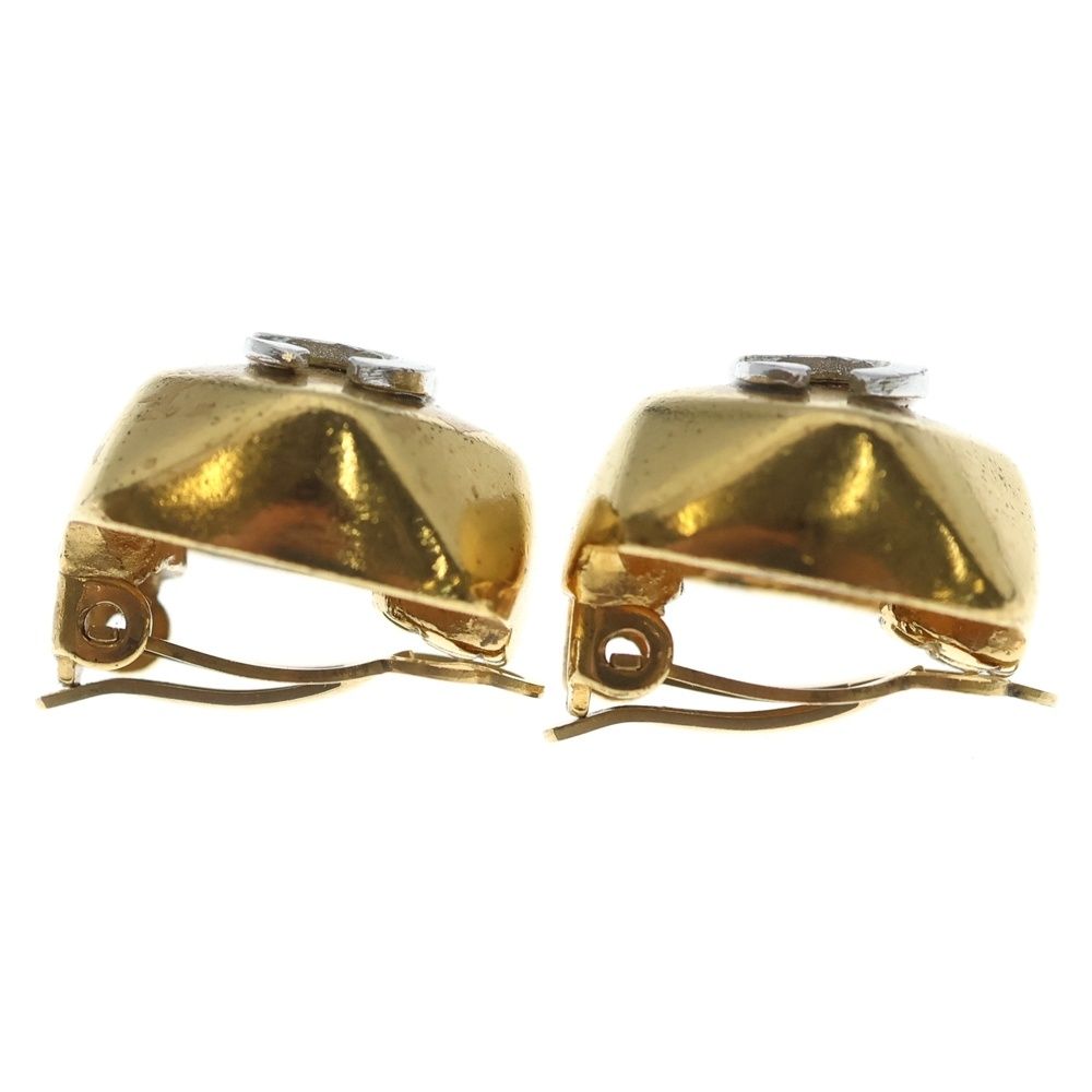 Chanel CC Logo Earrings Gold — view 3