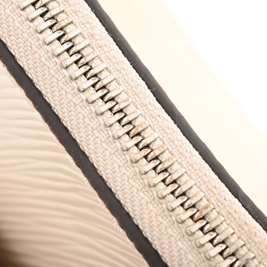 Louis Vuitton Shoulder Bag Marelle Ivory Quartz — view 8