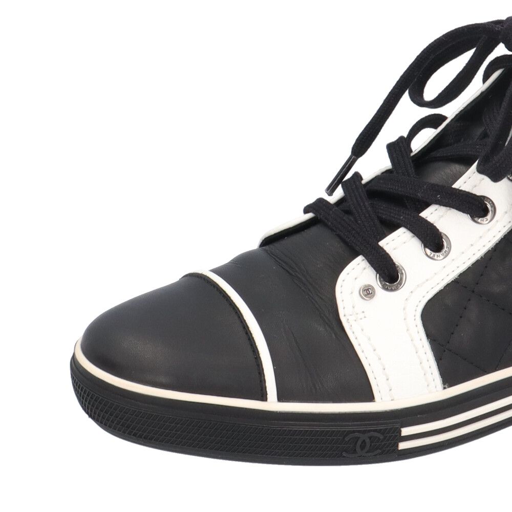 Chanel Quilted CC Logo Bicolor Sneakers Leather Black White — view 7