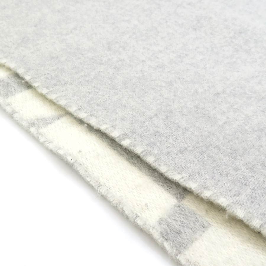 Louis Vuitton Scarf LV Dove Gray Ivory — view 3
