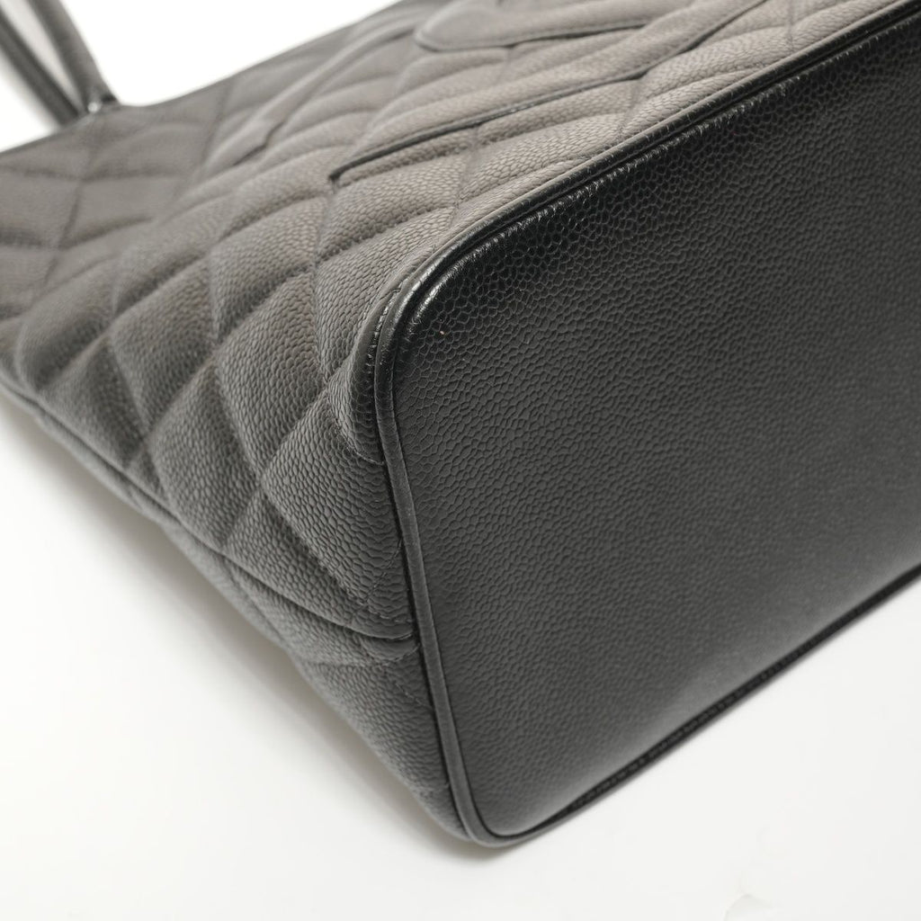 Chanel Tote Medallion CC Logo Caviar Leather — view 5