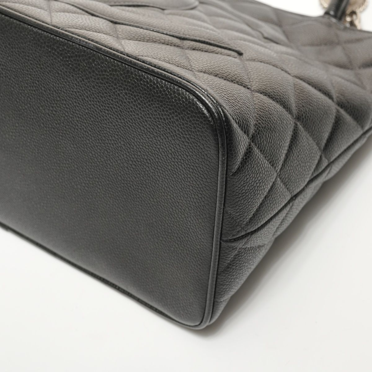 Chanel Tote Medallion CC Logo Caviar Leather — view 6