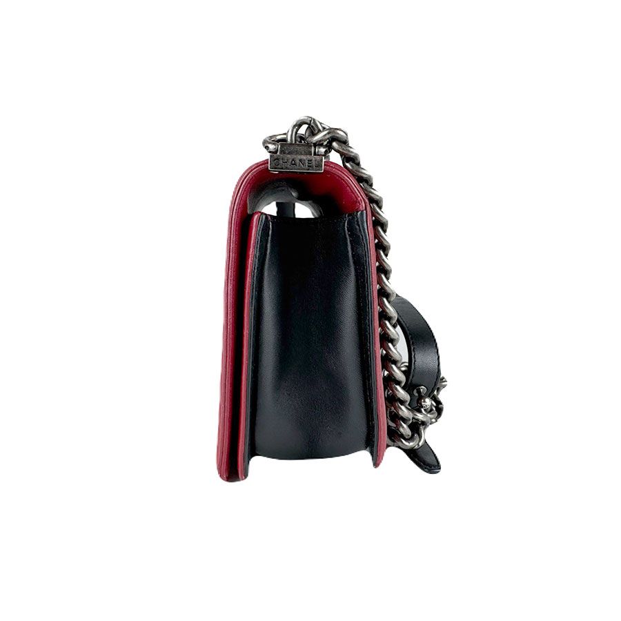 Chanel Shoulder Bag Boy Black Red — view 2