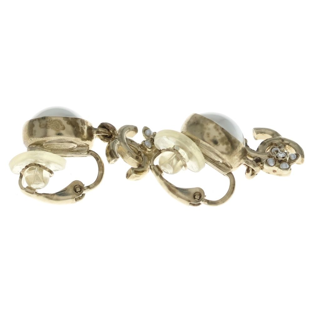 Chanel CC Logo Pearl Flower Motif Earrings White Gold — view 3