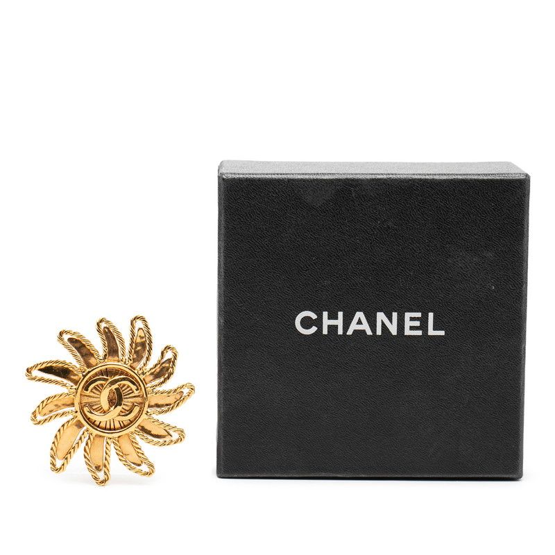 Chanel CC Logo Sun Motif Vintage Brooch Gold Plated — view 4