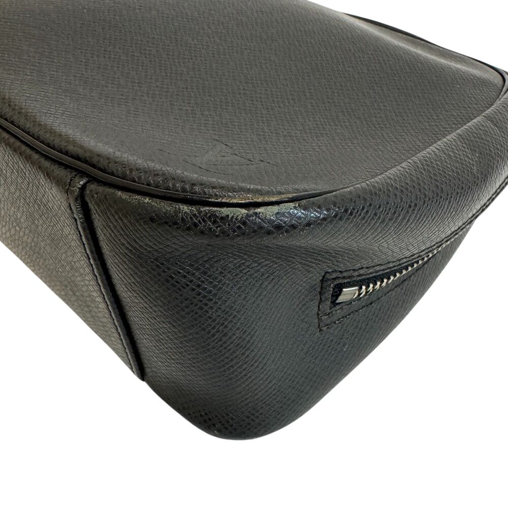 Louis Vuitton Trousse Toilet GM Taiga Leather Clutch Black — view 4