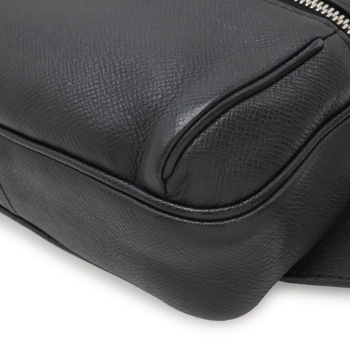 Louis Vuitton Taiga Bum Bag Outdoor Noir Black — view 3