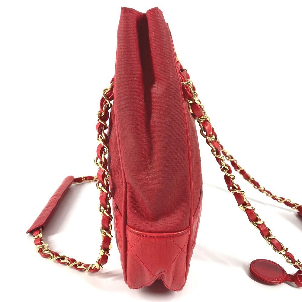Chanel Shoulder Bag CC Logo Quilted Leather Red — view 4