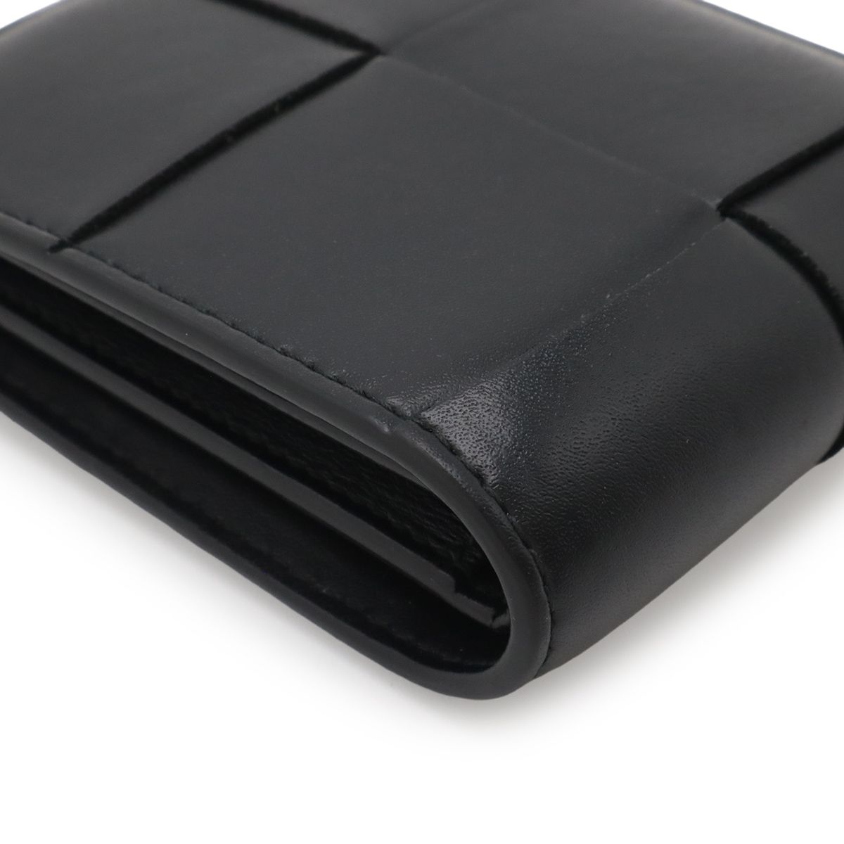 Bottega Veneta Maxi Intrecciato Cassette Bifold Wallet Leather Black — view 3