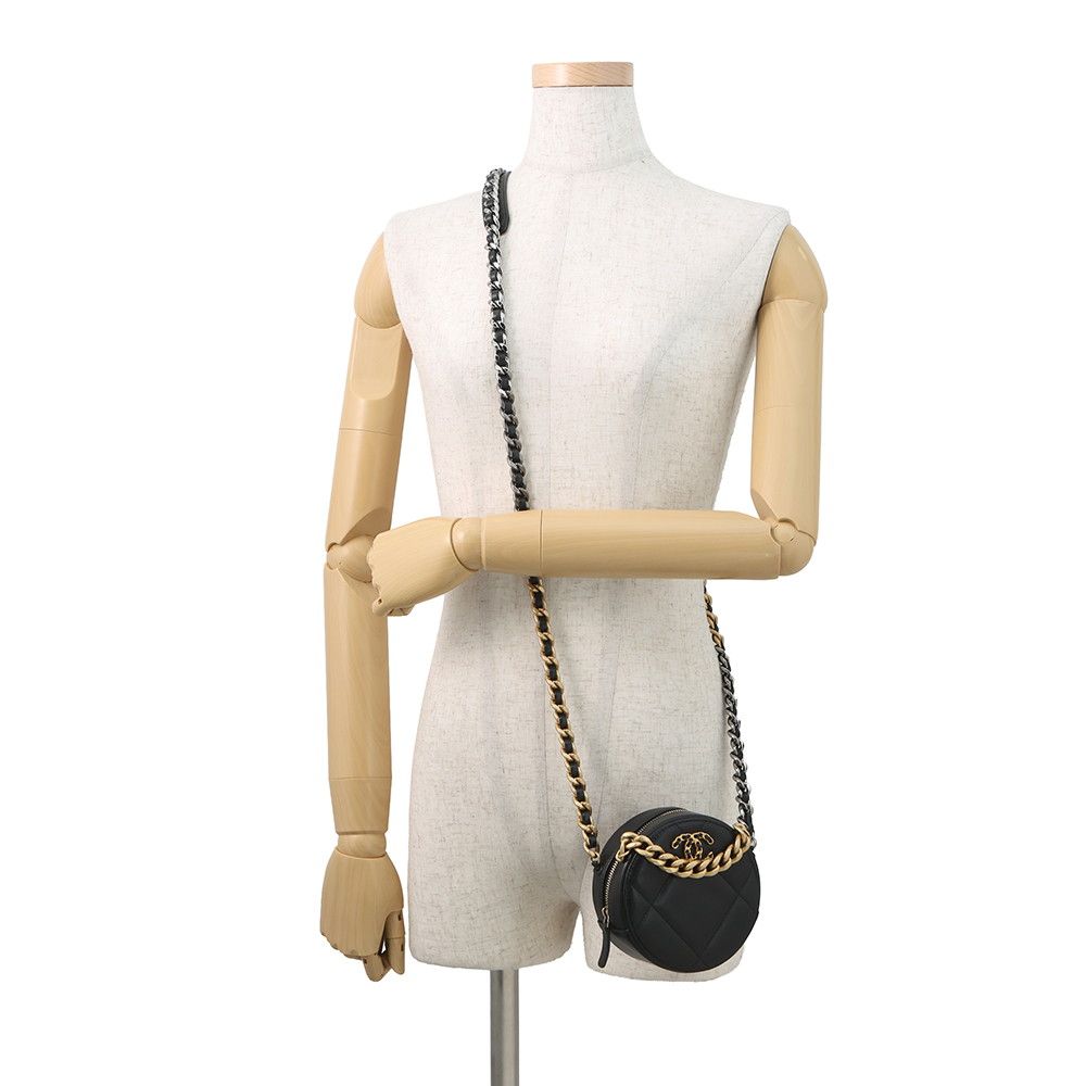 Chanel Chain Shoulder Bag 19 Quilted CC Logo Lambskin Black — view 4