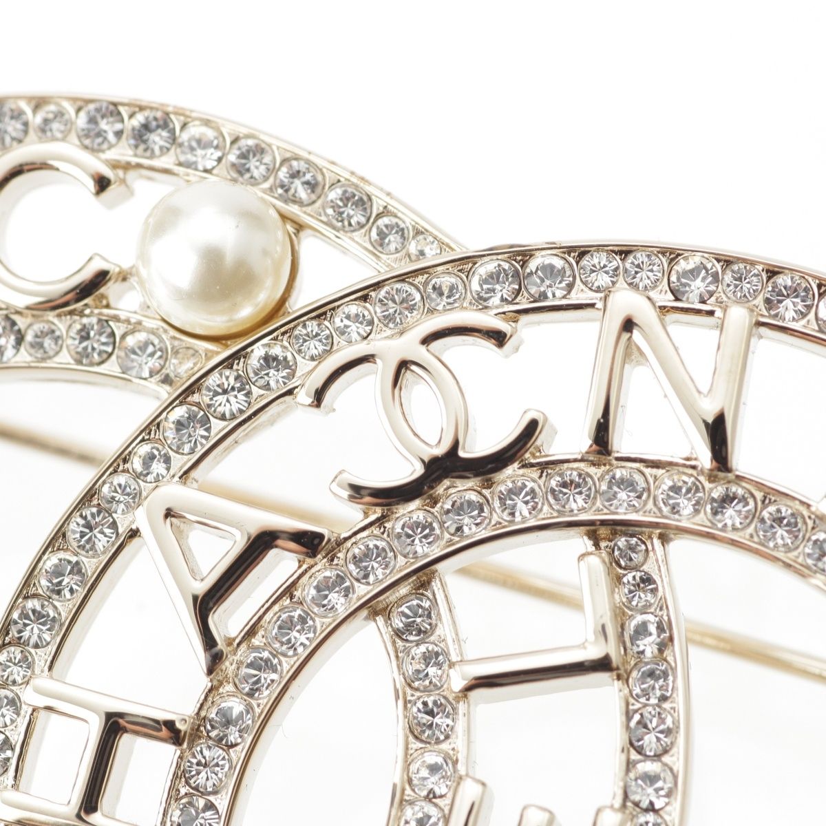 Chanel Pearl Rhinestone CC Logo Brooch Gold — view 4